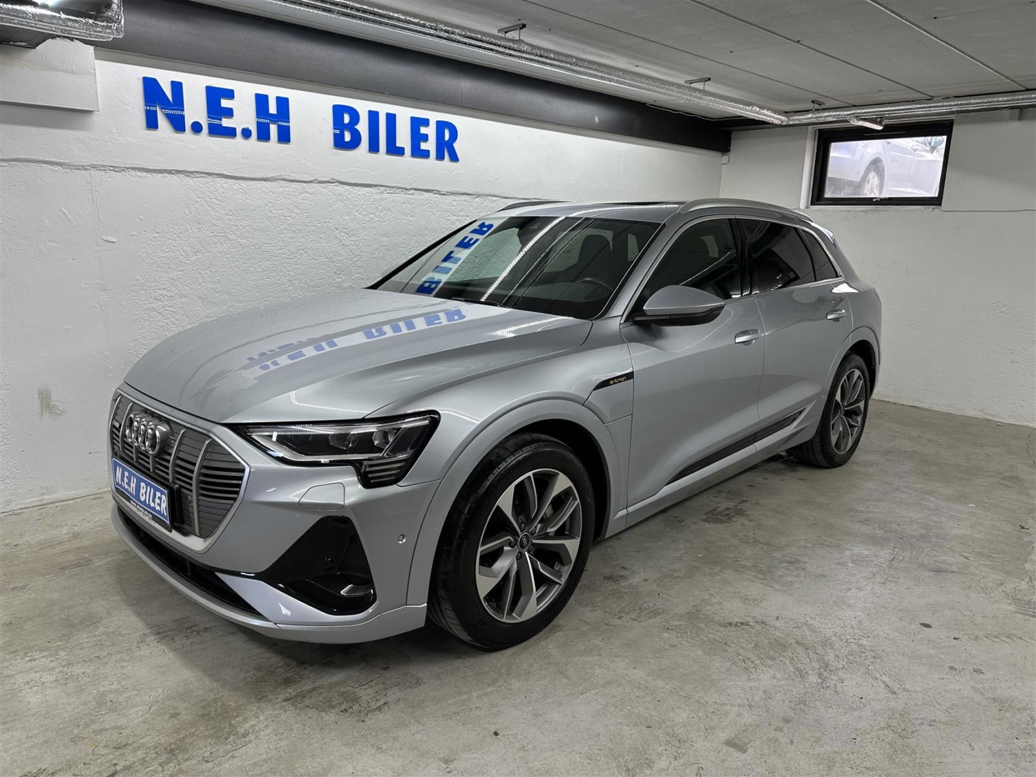stor grå audi til salg hos NEH biler i en flot grå farve
